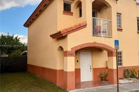Condo in Hialeah Gardens, Florida, 3 bedrooms  № 1997960 - photo 2