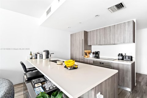 Condo in Miami, Florida, 3 bedrooms  № 1775313 - photo 2