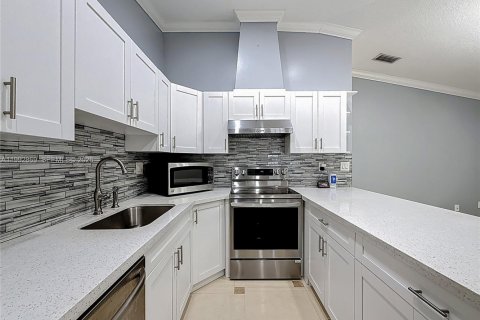 House in Miami, Florida 3 bedrooms, 158.68 sq.m. № 2062500 - photo 15