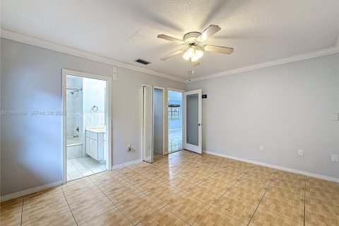 House in Miami, Florida 3 bedrooms, 158.68 sq.m. № 2062500 - photo 19