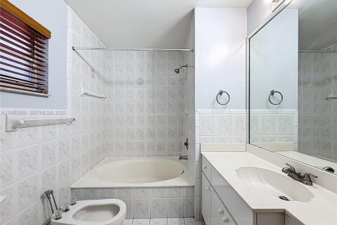 House in Miami, Florida 3 bedrooms, 158.68 sq.m. № 2062500 - photo 20