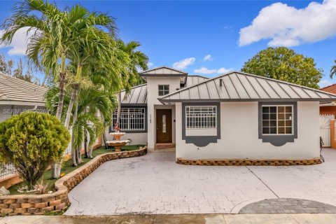 Дом в Майами, Флорида 9 комнат, 158.68м2 № 2062500