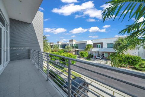 Casa en venta en Doral, Florida, 5 dormitorios, 363.34 m2 № 1748242 - foto 24
