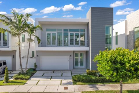 Casa en venta en Doral, Florida, 5 dormitorios, 363.34 m2 № 1748242 - foto 1