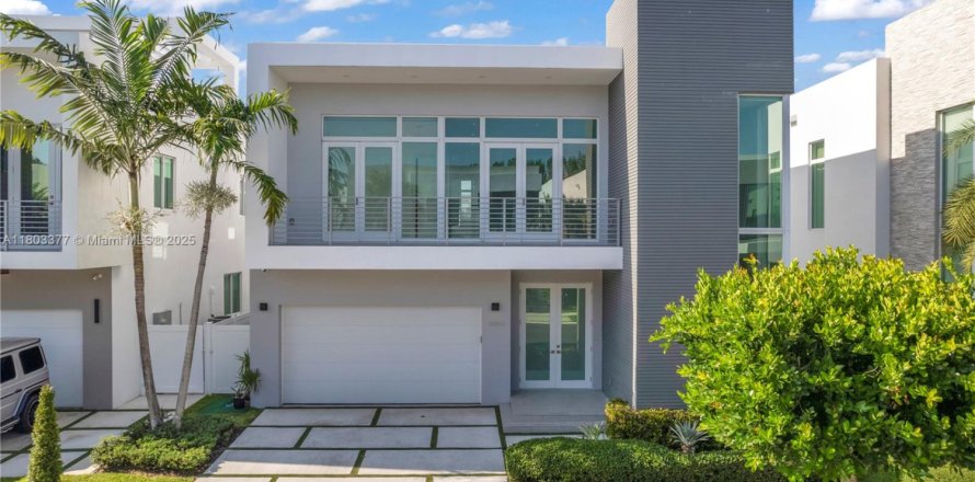Casa en Doral, Florida 5 dormitorios, 363.34 m2 № 1748242