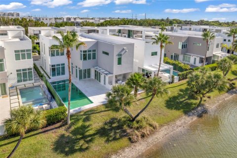 Casa en venta en Doral, Florida, 5 dormitorios, 363.34 m2 № 1748242 - foto 4