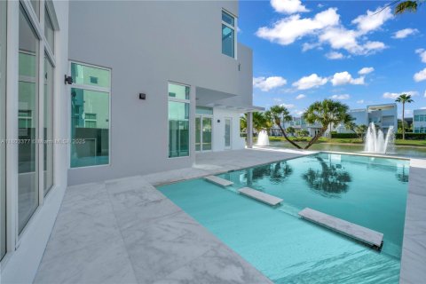 Casa en venta en Doral, Florida, 5 dormitorios, 363.34 m2 № 1748242 - foto 5
