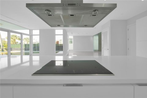 Casa en venta en Doral, Florida, 5 dormitorios, 363.34 m2 № 1748242 - foto 13