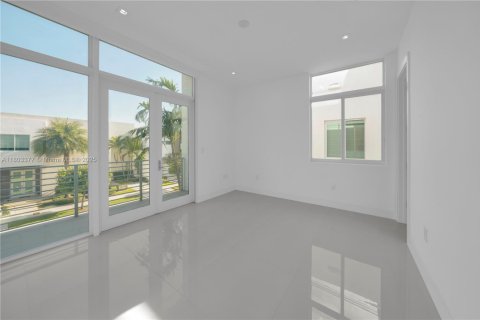 Casa en venta en Doral, Florida, 5 dormitorios, 363.34 m2 № 1748242 - foto 25