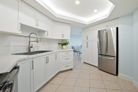 Купить кондоминиум в Халландейл-Бич, Флорида 2 спальни, 113.43м2, № 1958068 - фото 9