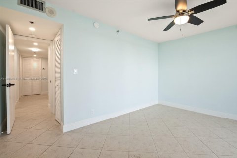 Купить кондоминиум в Халландейл-Бич, Флорида 2 спальни, 113.43м2, № 1958068 - фото 14