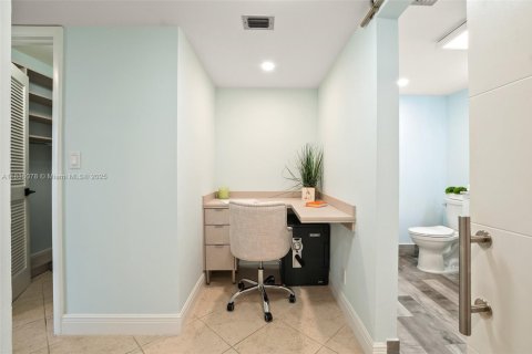 Купить кондоминиум в Халландейл-Бич, Флорида 2 спальни, 113.43м2, № 1958068 - фото 20