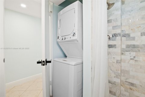 Купить кондоминиум в Халландейл-Бич, Флорида 2 спальни, 113.43м2, № 1958068 - фото 23