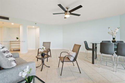 Купить кондоминиум в Халландейл-Бич, Флорида 2 спальни, 113.43м2, № 1958068 - фото 7