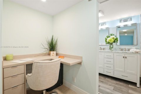 Купить кондоминиум в Халландейл-Бич, Флорида 2 спальни, 113.43м2, № 1958068 - фото 21