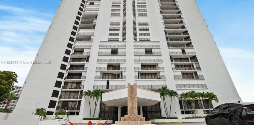 Кондоминиум с 2 спальнями в Халландейл-Бич, Флорида № 1958068