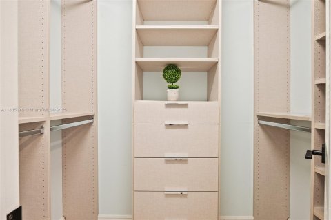 Купить кондоминиум в Халландейл-Бич, Флорида 2 спальни, 113.43м2, № 1958068 - фото 19