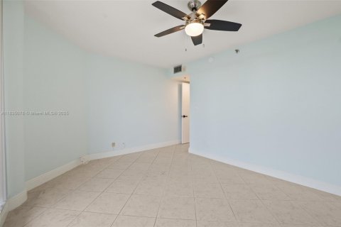 Купить кондоминиум в Халландейл-Бич, Флорида 2 спальни, 113.43м2, № 1958068 - фото 13