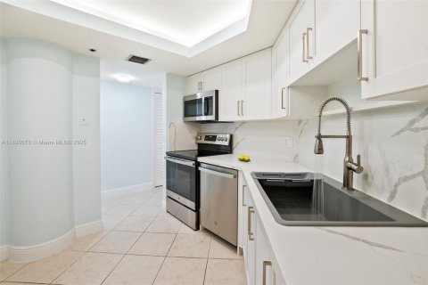 Купить кондоминиум в Халландейл-Бич, Флорида 2 спальни, 113.43м2, № 1958068 - фото 11