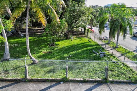 Propiedad comercial en venta en Miami, Florida, 195.56 m2 № 1947715 - foto 16