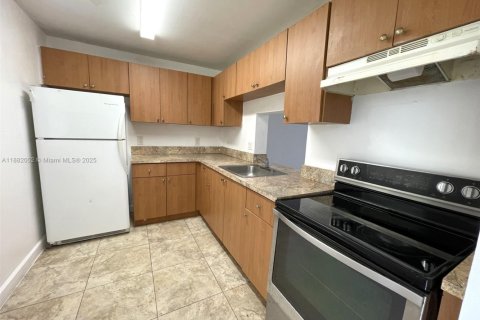 Снять в аренду кондоминиум в Лодерхилл, Флорида 2 спальни, 89.09м2, № 1977807 - фото 1