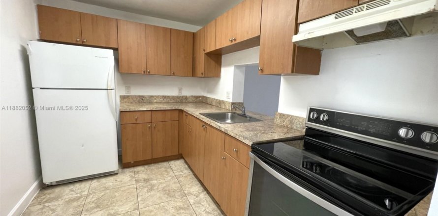 Кондоминиум с 2 спальнями в Лодерхилл, Флорида № 1977807