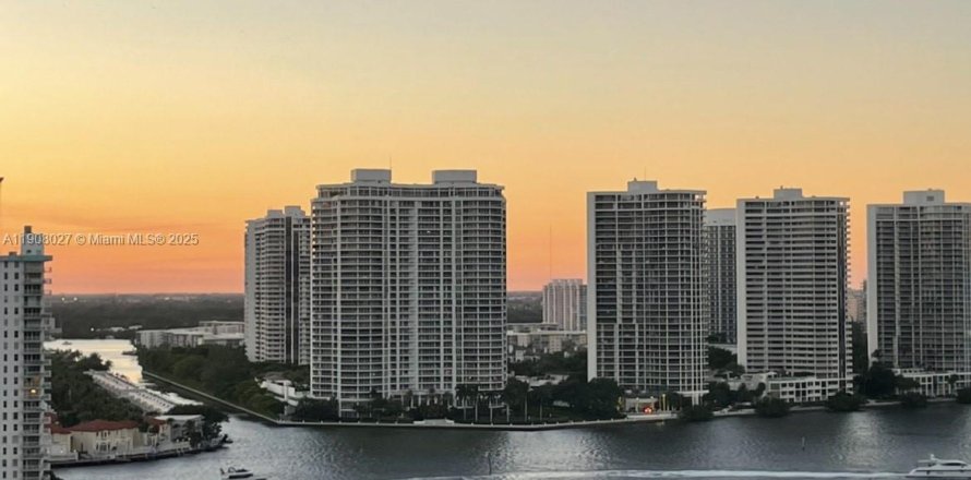 Condominio en Sunny Isles Beach, Florida, 2 dormitorios № 1974831
