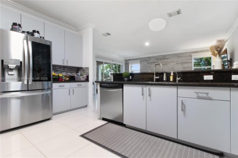House in Doral, Florida 4 bedrooms, 283.63 sq.m. № 1806258 - photo 16