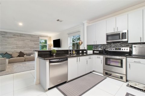 House in Doral, Florida 4 bedrooms, 283.63 sq.m. № 1806258 - photo 14
