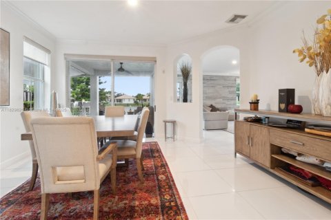 House in Doral, Florida 4 bedrooms, 283.63 sq.m. № 1806258 - photo 8