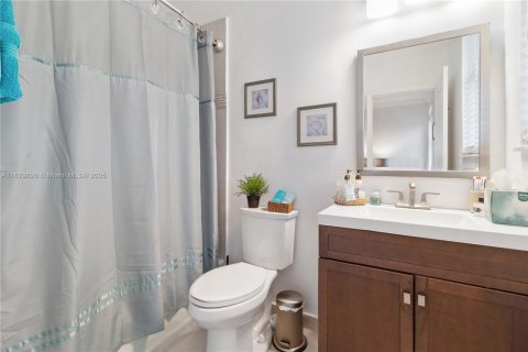 House in Doral, Florida 4 bedrooms, 283.63 sq.m. № 1806258 - photo 29