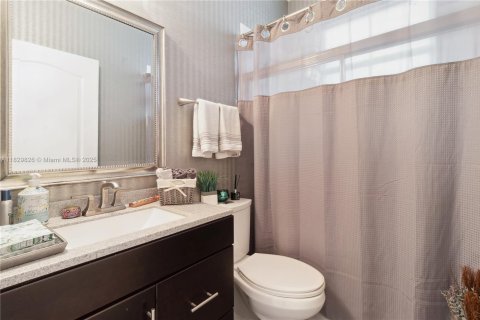 House in Doral, Florida 4 bedrooms, 283.63 sq.m. № 1806258 - photo 21