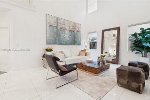 House in Doral, Florida 4 bedrooms, 283.63 sq.m. № 1806258 - photo 7