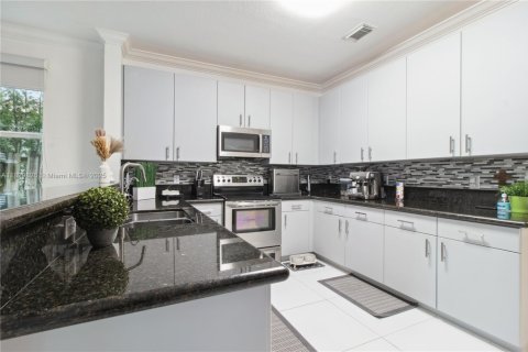 House in Doral, Florida 4 bedrooms, 283.63 sq.m. № 1806258 - photo 15