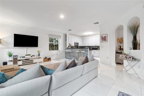 House in Doral, Florida 4 bedrooms, 283.63 sq.m. № 1806258 - photo 13