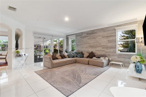 House in Doral, Florida 4 bedrooms, 283.63 sq.m. № 1806258 - photo 12