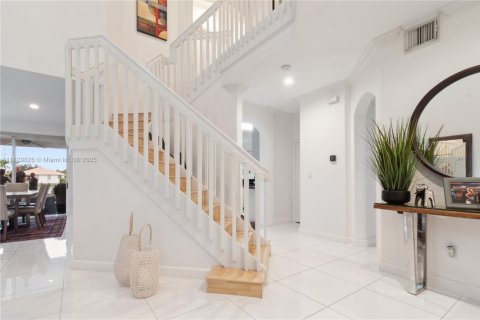 House in Doral, Florida 4 bedrooms, 283.63 sq.m. № 1806258 - photo 4