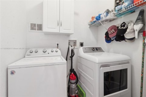 House in Doral, Florida 4 bedrooms, 283.63 sq.m. № 1806258 - photo 22