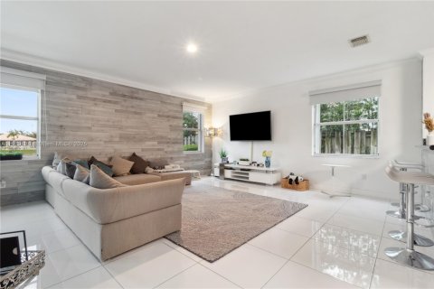 House in Doral, Florida 4 bedrooms, 283.63 sq.m. № 1806258 - photo 10