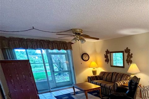 Condo in New Port Richey, Florida, 2 bedrooms  № 1690963 - photo 4