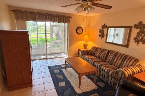 Condo in New Port Richey, Florida, 2 bedrooms  № 1690963 - photo 8