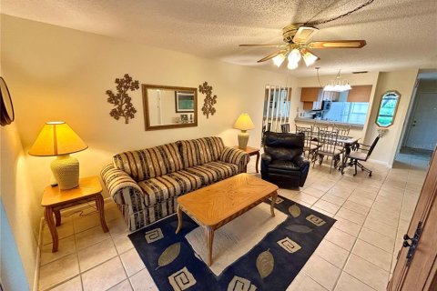 Condo in New Port Richey, Florida, 2 bedrooms  № 1690963 - photo 6