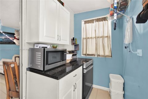 House in Lake Worth, Florida 4 bedrooms, 170.66 sq.m. № 1980992 - photo 30