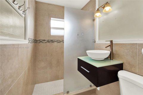 House in Lake Worth, Florida 4 bedrooms, 170.66 sq.m. № 1980992 - photo 15