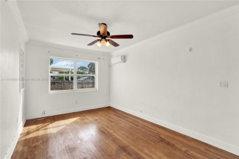 House in Lake Worth, Florida 4 bedrooms, 170.66 sq.m. № 1980992 - photo 23