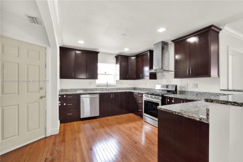 House in Lake Worth, Florida 4 bedrooms, 170.66 sq.m. № 1980992 - photo 12