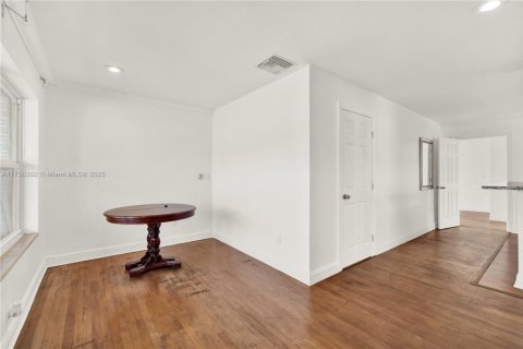 House in Lake Worth, Florida 4 bedrooms, 170.66 sq.m. № 1980992 - photo 19