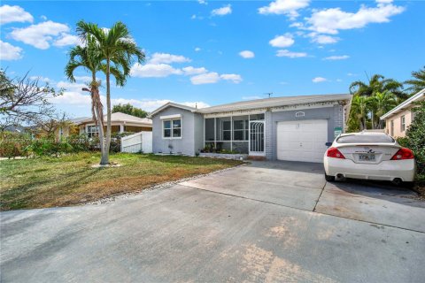 House in Lake Worth, Florida 4 bedrooms, 170.66 sq.m. № 1980992 - photo 2
