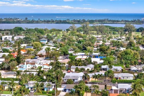 House in Lake Worth, Florida 4 bedrooms, 170.66 sq.m. № 1980992 - photo 6