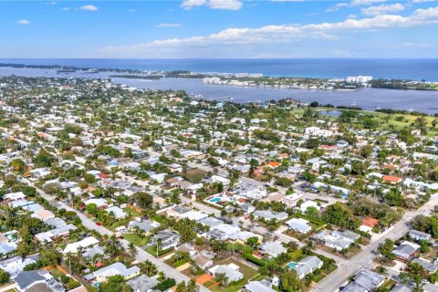 House in Lake Worth, Florida 4 bedrooms, 170.66 sq.m. № 1980992 - photo 7